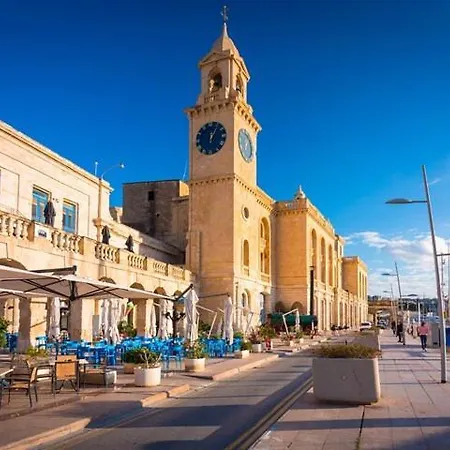 Near Waterfront شقة